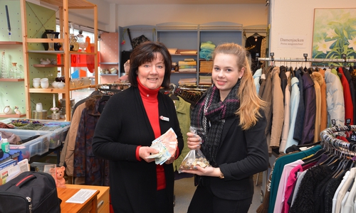 Juliane Liersch (links) und Josephine Beyer mit dem Geld aus der Kollekte. Foto: DRK