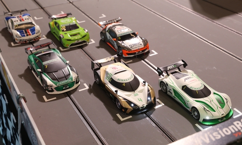 Zum Start des 24-Stunden-Rennens in der Autostadt in Wolfsburg schickten sechs Teams ihre Slotcars ins Rennen. Foto:  Matthias Leitzke