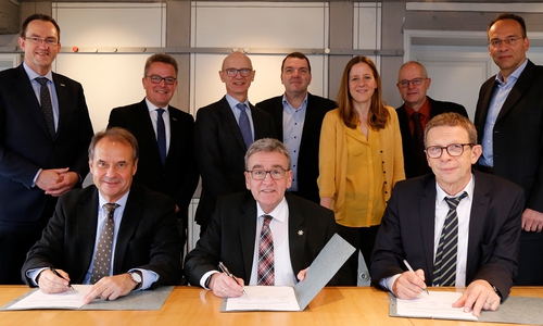 Im Beisein der Klinikvertretungen unterschrieben (sitzend v. l.) Braunschweigs Oberbürgermeister Ulrich Markurth, Wolfenbüttels Bürgermeister Thomas Pink und Wolfsburgs Oberbürgermeister Klaus Mohrs die Kooperationsvereinbarung der drei kommunalen Krankenhäuser. Foto: Stadt Wolfenbüttel