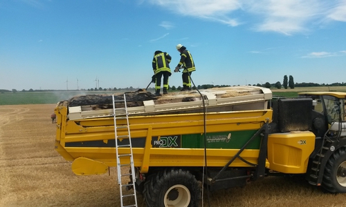 Bei Ohlum geriet eine Maschine auf einem Feld in Brand. Foto: Feuerwehr Gemeinde Hohenhameln 