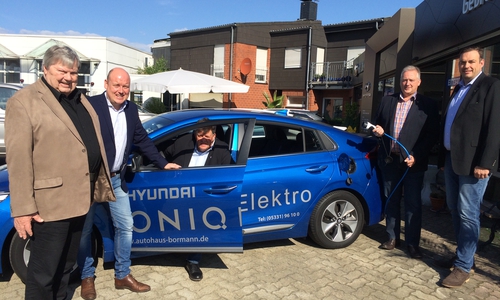  Von links: Heinz Dieter Eßmann, Holger Bormann, Wolfgang Ulrich, Frank Oesterhelweg, Tilo Geipel beim Autohaus Bormann.