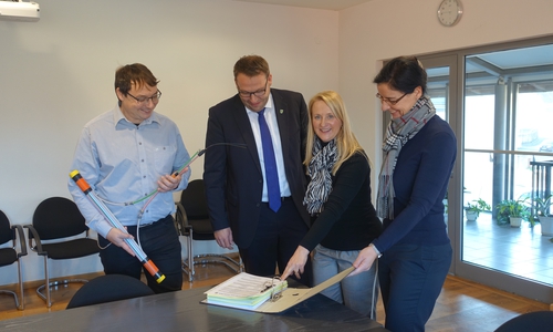 Jörg Wiesemann, Breitbandbeauftragter Produktion Technische Infrastruktur Deutsche Telekom; Gero Janze, Samtgemeindebürgermeister Grasleben; Sabine Köhler, Regio Mangerin Infrastrukturvertrieb Deutsche Telekom; Veronika Koch, Bürgermeisterin Gemeinde Grasleben. 

Foto: Samtgemeinde Grasleben