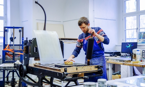 Der Künstler Alexander Mick lädt zum Mitmachen in die Druckwerkstatt ein. Foto: Stadt Wolfsburg
