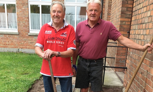 Ein alter Pflasterweg in Veltheim wurde nun durch einen Arbeitseinsatz wieder zum Glänzen gebracht. Foto: Pflasterweg in Veltheim 