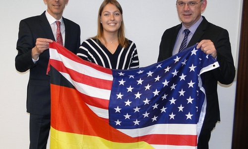 Die Stipendiatin, die gerade von ihrem
Auslandssemester zurückgekehrt ist, zusammen mit Bernd Wild und Uwe Krüger,
den Vorständen der Fachhochschulstiftung. Foto: Sparkasse Gifhorn-Wolfsburg.
