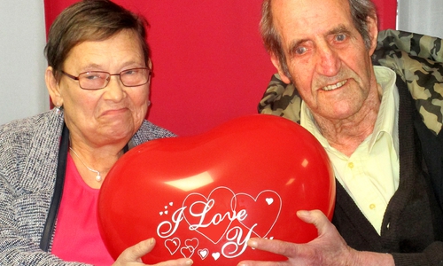 Verliebt und verlobt im Seniorenheim: Regina Ilona Fleischmann und Günter Köchy. Foto: DRK Peine