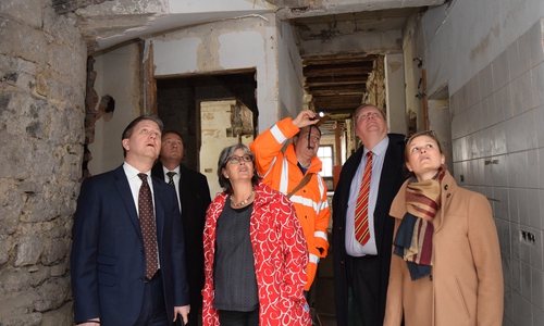 Oliver Heinrich vom GGM führte kürzlich Goslarer Hoteliers über die Baustelle im historischen Rathaus. Nun bekommen Goslarer die Möglichkeit zur Besichtigung. Foto: Stadt Goslar