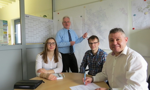 Erfahrung und junge Ideen arbeiten bei den Stadtwerken Wolfenbüttel Hand in Hand: Den beiden Auszubildenden Jacqueline Blokesch und Daniel Kottke werden von Personalleiter Jürgen Friese (stehend) und Netze-Mitarbeiter Ioannis Lipidakis (rechts) tatkräftig unterstützt. Foto: Stadtwerke 