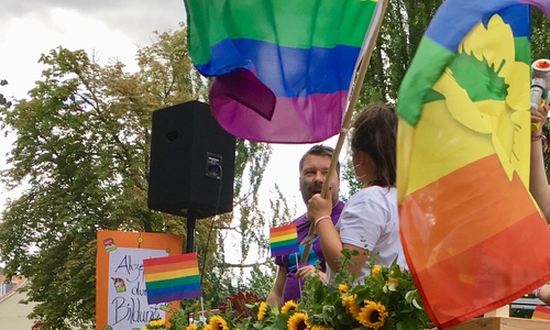 Stefan Körner von Bündnis90/Die Grünen feiert den Christopher Street Day mit Regenbogenfarben, Sonnenblumen und Klimafreundlichkeit. Foto: Privat
