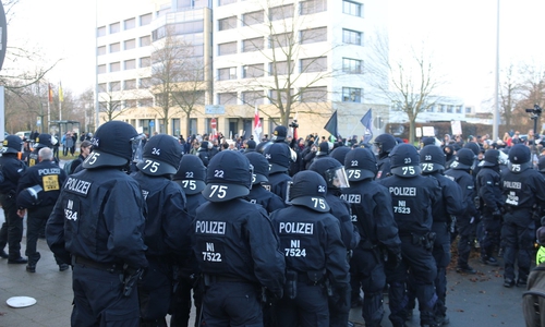 Starke Polizeipräsenz gestern in Braunschweig.
Foto: Werner Heise