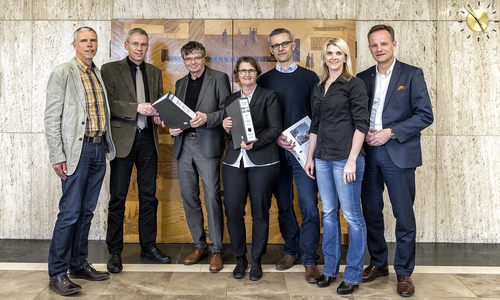 Hartmut Gemoll (Projektleiter Stadt Wolfsburg), Kai-Uwe Hirschheide, Dr. Rüdiger Stauth, Gabriele Gropp-Stauth (beide von Architekten Reichel + Stauth), Arndt Becker (iwb Ingenieurgesellschaft mbH), Claudia Drevenstedt (Projektentwicklung Neuland) und Hans-Dieter Brand. Fotos: Stadt Wolfsburg/Ansgar Wilckendorf