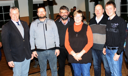 Gemütliches Beisammensein mit Berichten und Erfahrungsaustausch im DGH in Rennau. v. l.: Volker Meier, Landvolk Braunschweiger Land e. V., Eik Lowes, Ferdinand Berkelmann, Eheleute Glindemann, Johannes Weber