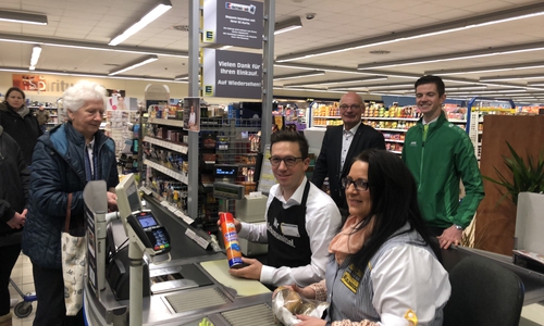Ungewohnter Arbeitsplatz: Falko Mohrs setzte sich an die Supermarktkasse. Foto: SPD