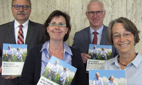 Lothar Laubert (Geschäftsbereichsleiter Soziales und Gesundheit), Heike Busse (Abteilungsleiterin Hilfen im Alter, bei Pflege und Behinderung), Erster Stadtrat Werner Borcherding, Gerda Kamphaus (Senioren- und PflegeStützpunkt). Foto: Stadt Wolfsburg