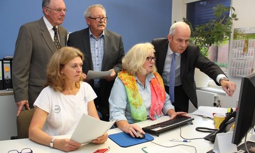 Unter Hochdruck wurden in der vergangenen Woche die Spendenanträge der Hochwasseropfer in der Kreisverwaltung erfasst, bearbeitet und ausgewertet. Landrat Thomas Brych verschaffte sich zusammen mit den Vorsitzenden der Bürgerstiftungen Ulrich Krusche (Bürgerstiftung Goslar und Umgebung) und Hans-Jürgen Pfleger (Bürgerstiftung Bad Harzburg) einen Eindruck von der Arbeit und der anschließenden Verteilung der Spendengelder. Foto: Landkreis Goslar