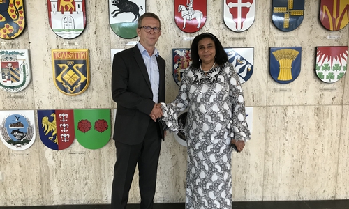 Oberbürgermeister Klaus Mohrs und Josseline Da Silva, Botschafterin der Republik Benin. Foto: Stadt Wolfsburg