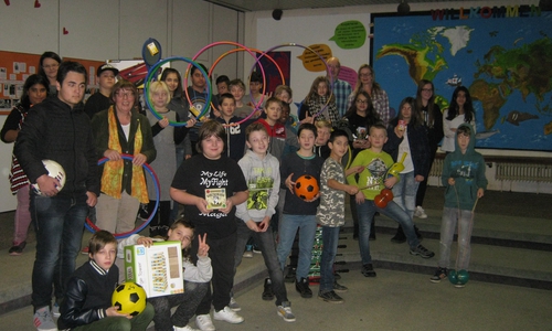 Gerald Theuerkauf (4. von rechts hinten), Vorsitzender des Schulvereins, überraschte die Schülerinnen und Schüler der 5. und 6. Klassen mit neuen Spielgeräten in Höhe von 750 Euro. Foto: Erich-Kästner-Hauptschule