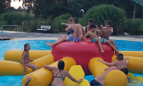 Gemeinsam feierten die Jugendlichen den Geburtstag im Freibad Grasleben. Foto: Jugendfeuerwehr Grasleben