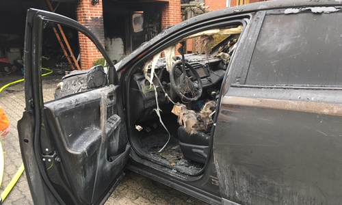 In Lagesbüttel brannte eine Garage samt Auto. Fotos: aktuell24/kr