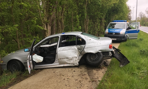 Der alte 5er BMW dürfte nur noch Schrottwert haben. Fotos: Alexander Dontscheff