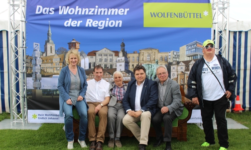 Auf dem Sommerfest gab es ein buntes Programm. Auch konnte man sich wieder auf dem Grünen Sofa der Stadt Wolfenbüttel "Im Wohnzimmer der Region" fotografieren lassen. Öffentlichkeitsbeauftragter der Lebenshilfe, Axel Koßmann, verschafft hier im Video einen Überblick der Aktionen. Fotos/Video/Podcast: Christina Ecker
