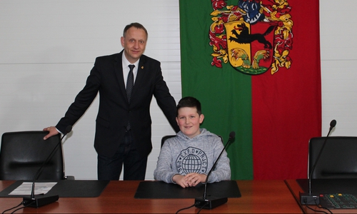 Der Schüler Henri Kasten durfte Bürgermeister Klaus Saemann bei seiner Arbeit begleiten. Fotos: Stadt Peine