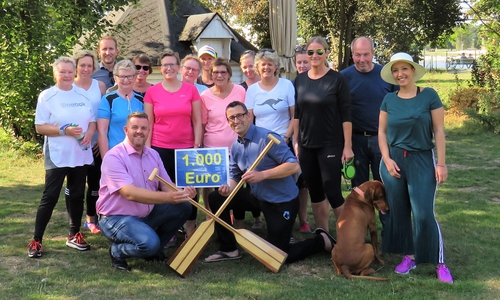 Die Frauen vom Drachenbootteam um Sandra Janzen (dritte von rechts) und das WKC Vorstandsteam vom WKC Oliver Paprotny (kniend rechts) und Ruben Maurer (dritter von links) freuen sich mit den Vertretern des Kulturvereins. Foto: Gemeinde Lehre