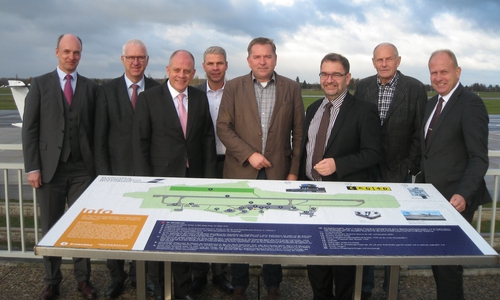 Die neue Informations-Tafel auf der Besucherterrasse des Flughafens Braunschweig-Wolfsburg begutachteten die Finanzdezernenten Christian Geiger (Braunschweig) und Werner Borcherding (Wolfsburg), Michael Schwarz (Vorsitzender der Geschäftsführung des Flughafens), Aufsichtsrat Sebastian Vollbrecht, Aufsichtsratsvorsitzender Matthias Disterheft, sein Stellvertreter Sabah Enversen sowie die Aufsichtsräte Frank Gundel und Gerhard Radeck.
Foto: Flughafen Braunschweig-Wolfsburg