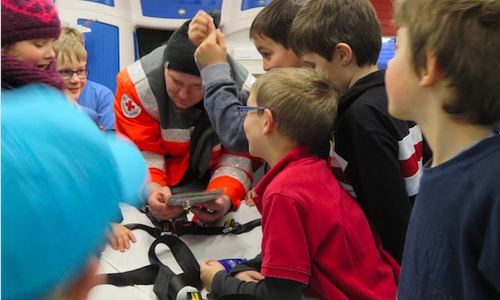 Rettungswagenbesuch bei Kinderfeuerwehr. Foto: Privat
