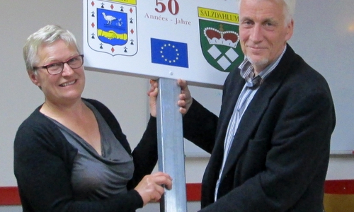  Während der Ortsratssitzung in Salzdahlum überreichte Marie-Claude Delauney aus Briouze dem Ortsbürgermeister Ralf Achilles ein Dublikat der Jubiläumstafel, die Pfingsten feierlich in Briouze aufgestellt wurde. Foto: privat