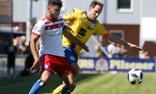 Stephan Fürstner spielte erstmals für Eintracht Braunschweig, hier im Zweikampf mit Khaled Mohssen. Fotos: Agentur Hübner