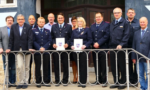 v.l. Stellvertretender Bürgermeister Heinz-Rainer Bosse, Bürgermeister Thomas Pink, stellvertretender Stadtbrandmeister Marco Dickhut, Stadtbrandmeister Olaf Glaeske, Frank Greie, Pascal Hoppe, Tanja Weilbier (Ortsbrandmeisterin Wendessen), Janina Plagge, Lutz Biethan, Peter Kropf, Holger Helwig (Ortsbrandmeister Adersheim) und Gerhard Kanter (Ortsbürgermeister Halchter). Foto: Stadt Wolfenbüttel