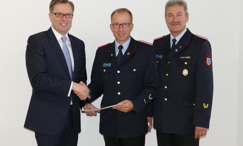 Landrat Dr. Andreas Ebel (links) und Kreisbrandmeister Thomas Krok (rechts) beglückwünschen den Brandmeister Kai Plankemann (Mitte) zu seiner Ernennung zum stellvertretenden Abschnittsleiter Nord. Foto: Landkreis Gifhorn