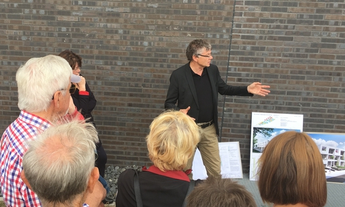 Architekt Dr. Rüdiger Stauth erläuterte die unterschiedlichen Stadien der Baurealisierung auf den drei Baufeldern. Foto: Stadt Wolfsburg