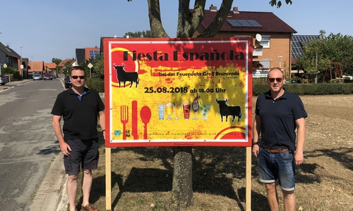 l. Vorsitzender des Fördervereins der Feuerwehr Groß Brunsrode, Andreas Kleindienst und rechts Ortsbrandmeister Simon Rebel sind die verantwortlichen Organisatoren für die Veranstaltung. Foto: FFW Groß Brunsrode