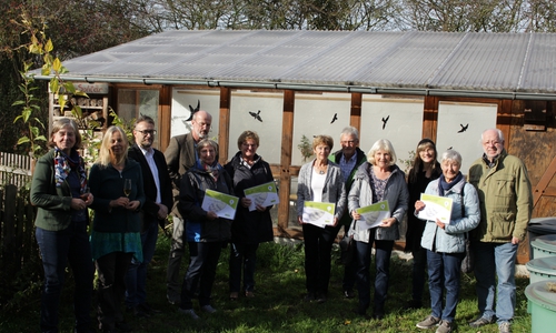 Die Sieger mit den Jury-Mitgliedern aus BUND, NABU, Verwaltung und Rat.

Foto: Niklas Eppert