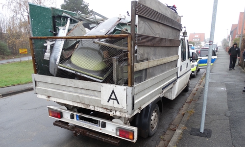 Überladener Kleintransporter eines Goslarer Altmetallsammlers. Foto: Polizei