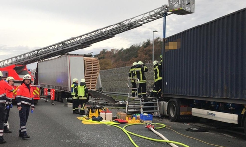 Das Führerhaus wurde beim Aufprall vollkommen zerstört. Der tödlich verletzte Fahrer musste mit schwerem Gerät frei geschnitten werden. Fotos und Video: aktuell24/BM