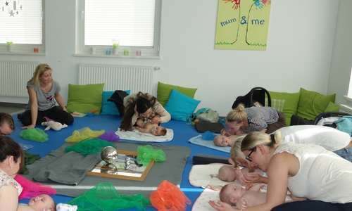 Kursleiterin Skadi Krauskopf (hinten links) begleitet die jungen Mütter im ersten Lebensjahr mit ihren Kindern in verschiedenen Kursen von „mum&me“ des VfB Fallersleben. Foto: Sparkasse Gifhorn-Wolfsburg
