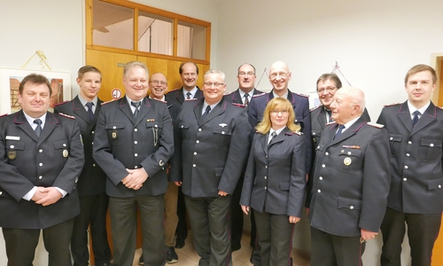 Auf dem Foto sind die beförderten Kameraden mit dem Ortskommando und dem Gemeindebrandmeister Detlef Hoyer (links) zu sehen. Foto: privat