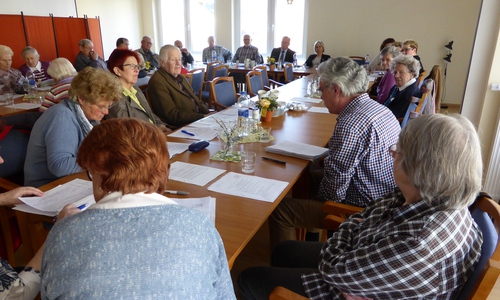 Rudolf Fricke (im karierten Hemd) beim Bericht der AG Geschichte während der Jahreshauptversammlung des AWO-Ortsvereins Wolfenbüttel. Im Hintergrund Vorsitzender Hans-Joachim Kröger und Präsidiumsvorsitzende Gabriele Siebert-Paul (am Quertisch). Foto: AWO