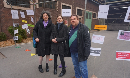 v.l.n.r.: Ghalia El Boustami, Ulrike Siemens und Ercan Kilic vor einer Projektarbeit der Azubis der Salzgitter Flachstahl AG. Foto: Ghalia El Boustami