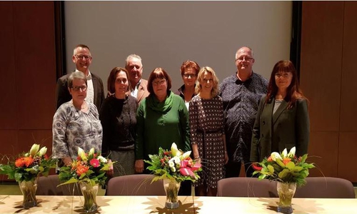Hintere Reihe: Personalchef Dirk Neumann, Ruheständler Andreas Schulz, Personalratsvors. Manuela Bartell, Jubilar Claus Grothe
Vordere Reihe: Jubilarin Christina Christ, Jubilarin Manuela Müller, Ruheständlerin Brigitte Michalik, Jubilarin Jeannette Borchardt, Samtgemeindebürgermeisterin Regina Bollmeier
Es fehlen: Jubilarin Magdalena Ulbrich, Jubilar Jörg Markworth, Ruheständlerin Dagmar Kasten, Ruheständlerin Ingrid Flügel und Ruheständlerin Jutta Friedrichs.
Foto: Samtgemeinde Elm-Asse