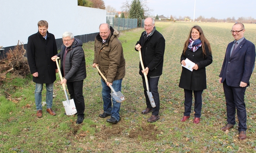 Die Arbeiten am Hochwasserschutzwall haben begonnen. Von links: 
Holger Pabsch, 
Hans-Hermann Baas, 
Andreas Memmert,
Claus-Jürgen Schillmann,
Beatrice Kausch und 
Olaf Schröder. Foto: Wasserverband Peine