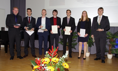 Preisträger: Dennis Haarmeyer , Axel van der Kamp, Jannes Henschel, Jonas Löhdefink, Christian Altner, Jana Gehrmann, Benedikt Machens (von links nach rechts). Foto: Ostfalia Hochschule Wolfenbüttel
