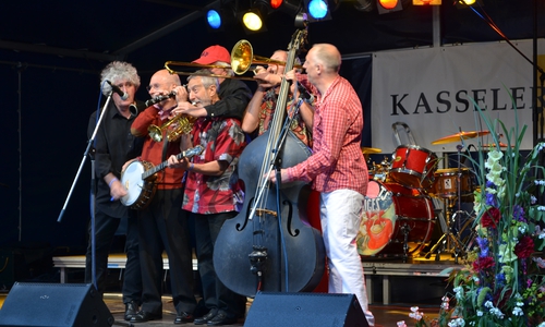 Die Gruppe „Les Haricots Rouges“ will es am 4. November krachen lassen. Foto: Privat

