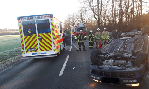 Das Auto blieb auf dem Dach liegen. Fotos: Feuerwehr Grasleben