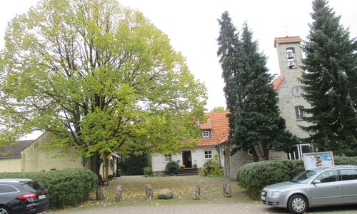 Rechts die  Veltheimer Kirche in die der Chor zu seinem Traditionskonzert einlädt und links, das jetzt nicht mehr benötigte  Jugendheim, für das gesammelt wird.  Dort soll eine Pilgerherberge am Pilgerweg „Magdeburg- Höxter“ entstehen. Foto: privat