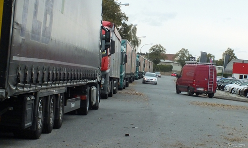  Von-Guericke-Str. in Helmstedt wird stark durch parkende LKW und abgestellte Anhänger in Anspruch genommen. Die Nutzung gleicht einem Speditionsparkplatz.