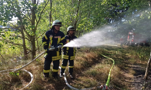 Die Einsatzkräfte bei den Löscharbeiten. Foto: Samtgemeindefeuerwehr Meinersen (Schaffhauser)